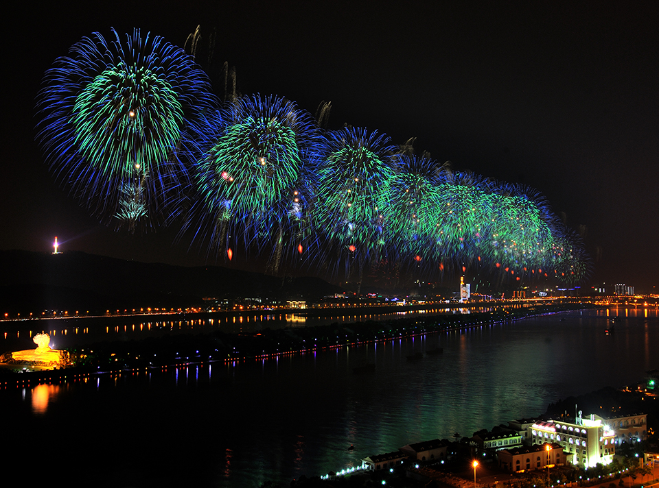 第七屆中國中部投資貿易博覽會(huì )《湘江之韻》大型全景激光音樂(lè )焰火晚會(huì )