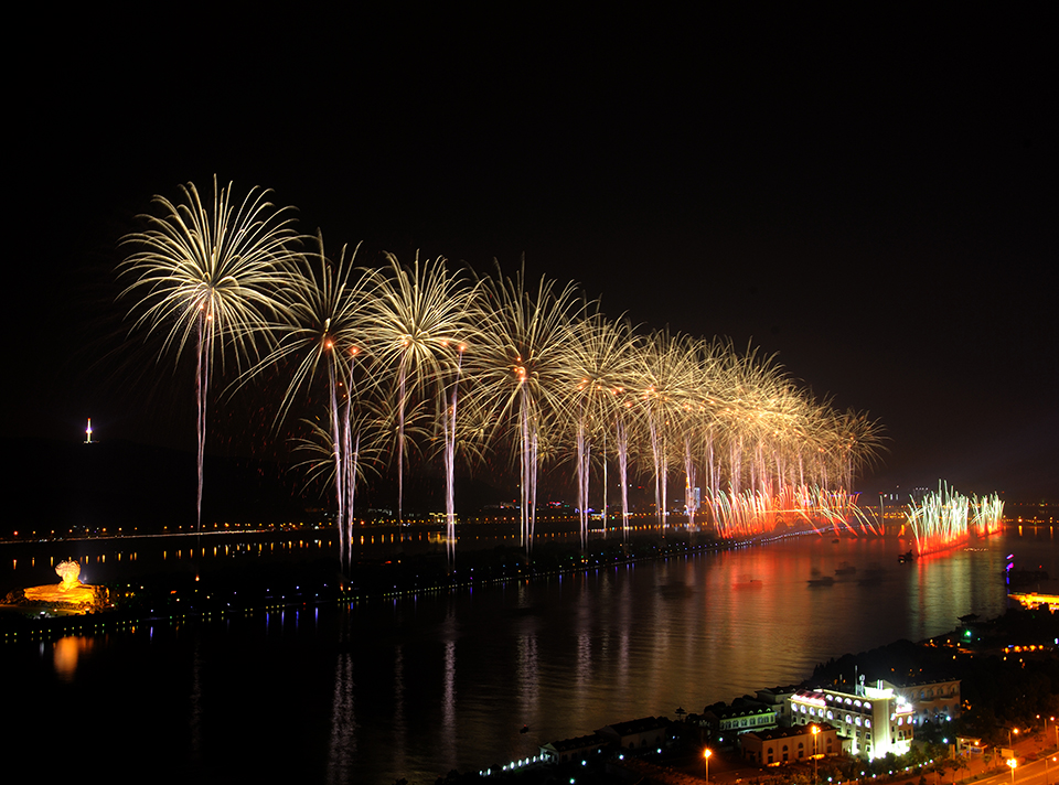 第七屆中國中部投資貿易博覽會(huì )《湘江之韻》大型全景激光音樂(lè )焰火晚會(huì )