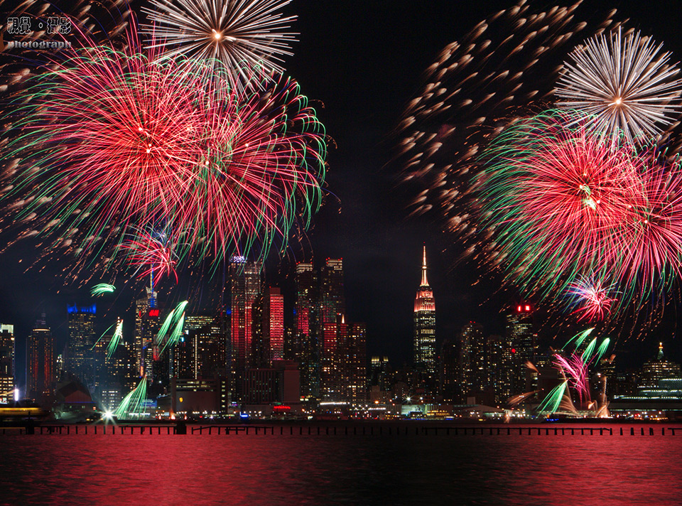 紐約春節焰火《金雞報曉?鳳凰來(lái)儀》