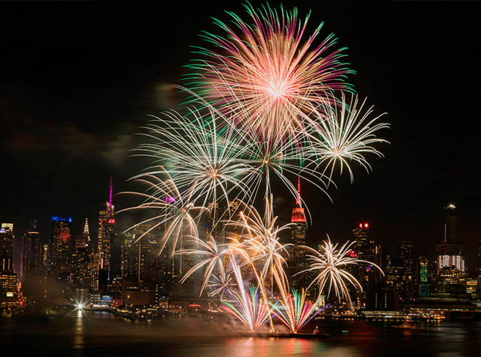 紐約春節焰火《金雞報曉?鳳凰來(lái)儀》
